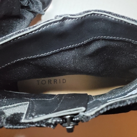 Torrid Velvet Bowtie Bootie Black 9WW - Picture 7 of 10